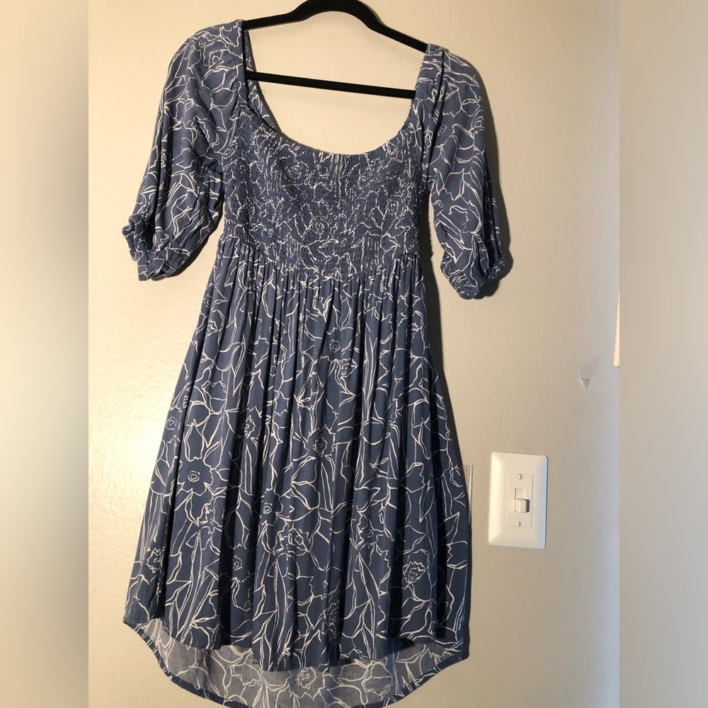 Roxy Dress Size M floral, smocked front fluffy sleeves